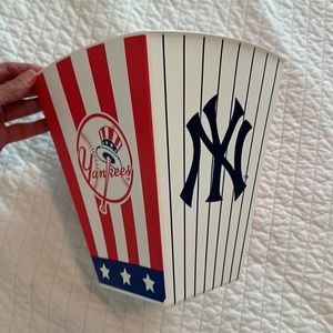 NEW YORK YANKEES plastic BIN/container.  popcorn bin bought at stadium.  2logos